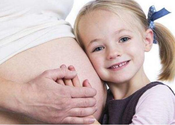 母亲为女儿代孕